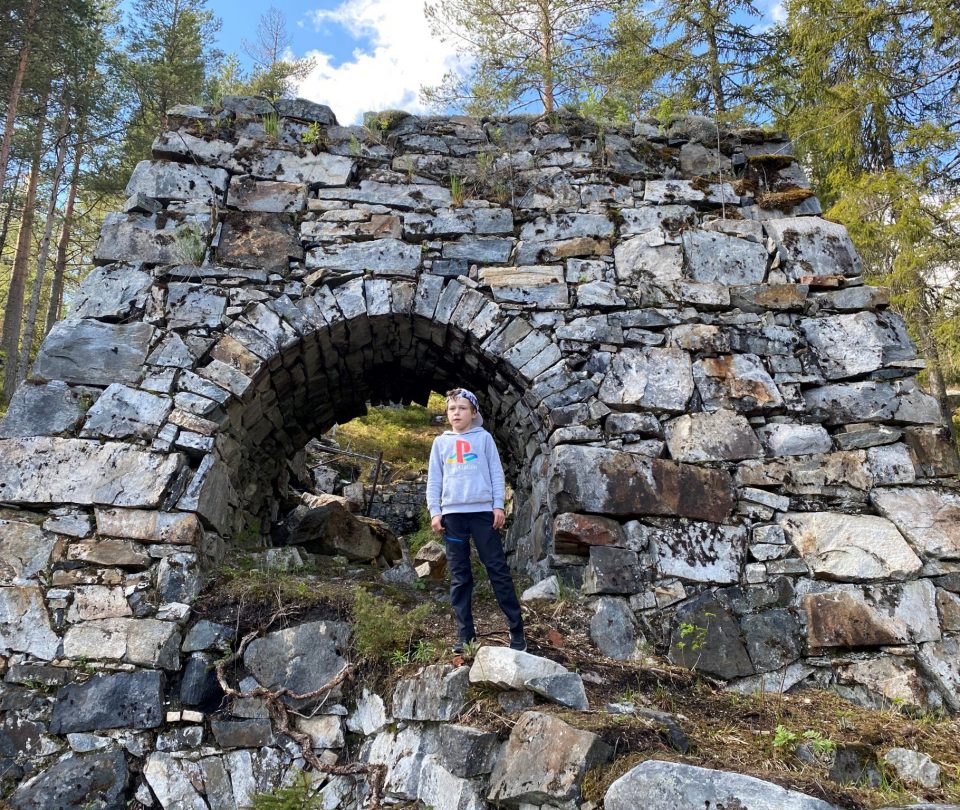 Gutt ved historiske ruiner i Gruveåsen. Foto.