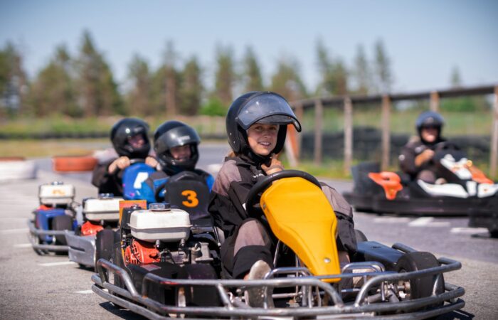 Barn kjører gokart. Foto.