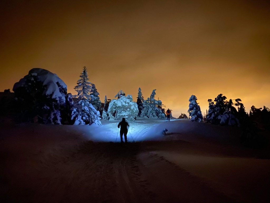 Menneske på ski- og hodelykttur. Foto.