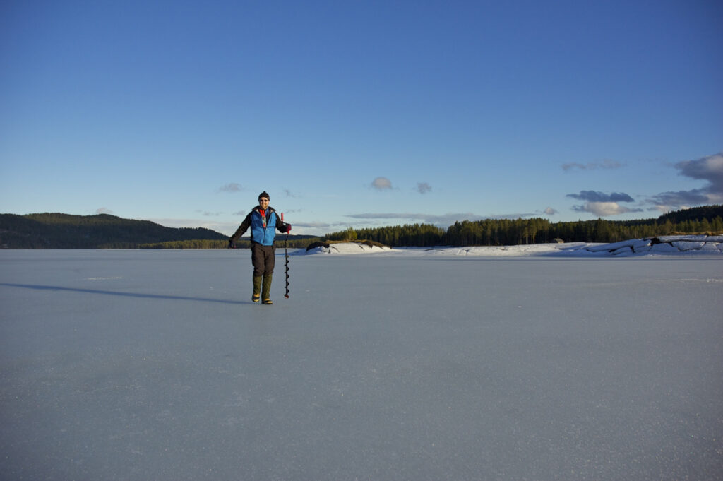 Mann på pilketur. Foto.