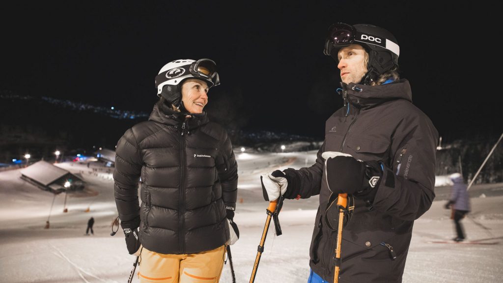 Kvinne og mann på slalomkjøring i skianlegget. Foto.