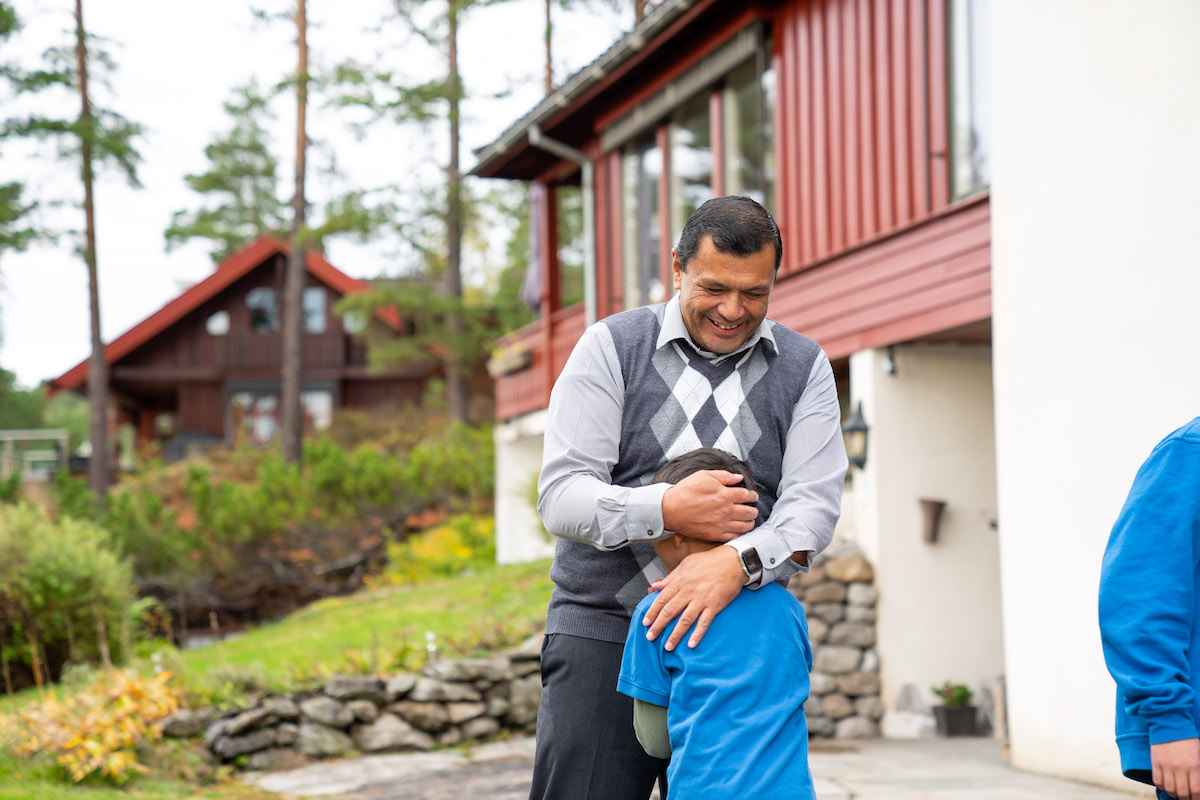 pappa hewa smiler og klemmer rundt minstesoenn Jay