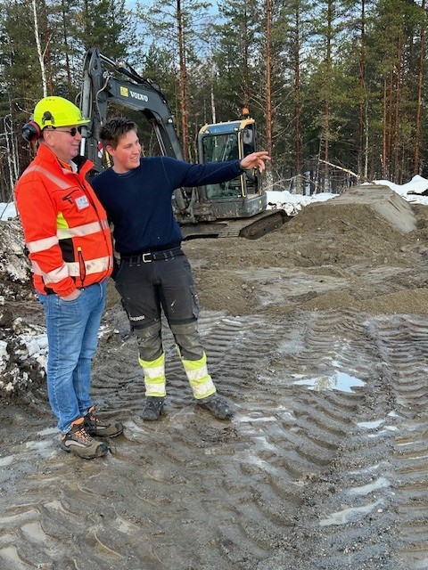 Erik har begynt å bygge opp det som skal bli vollen til 200m 