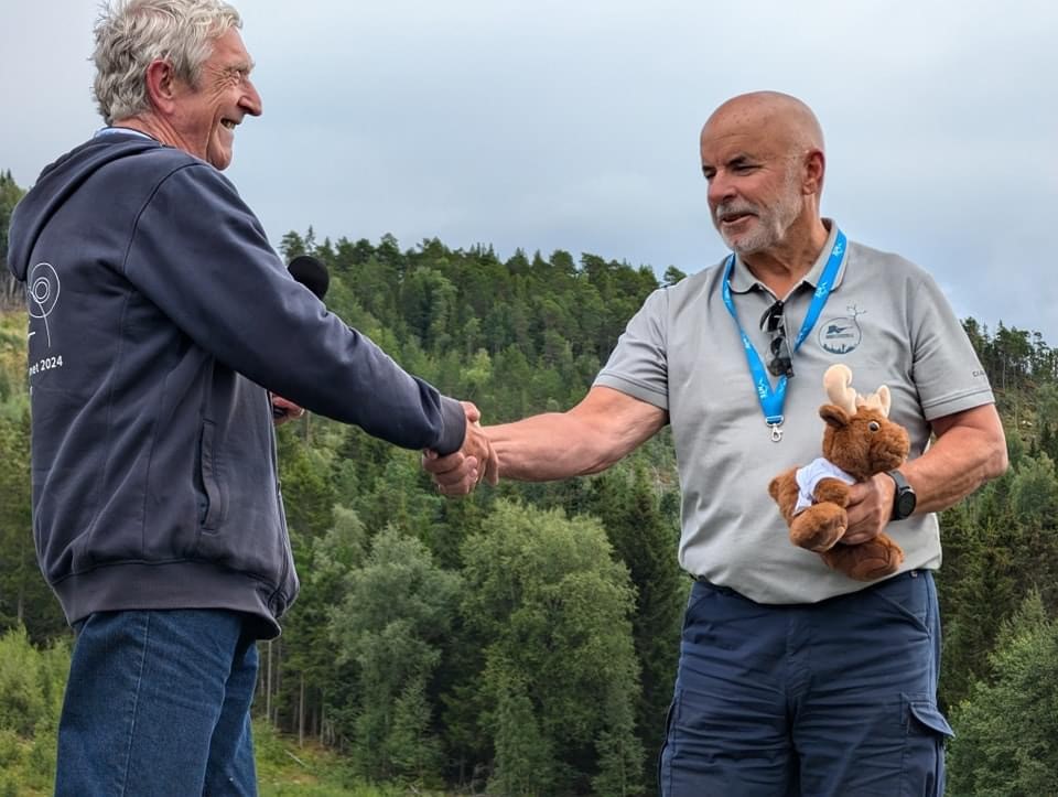 Odd Bjørn overtar stafettpinnen iform av Steinkjer Elgen av leder for arrangørekomiteen Leif Røkke