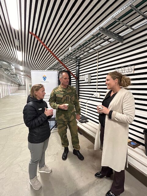 President i Det frivillige Skyttervesen Kari Sofie Brøndbo Fiskum, Statssekretær Aanerud og distriktssjef HV-03, oberstløytnant Tony Platek.