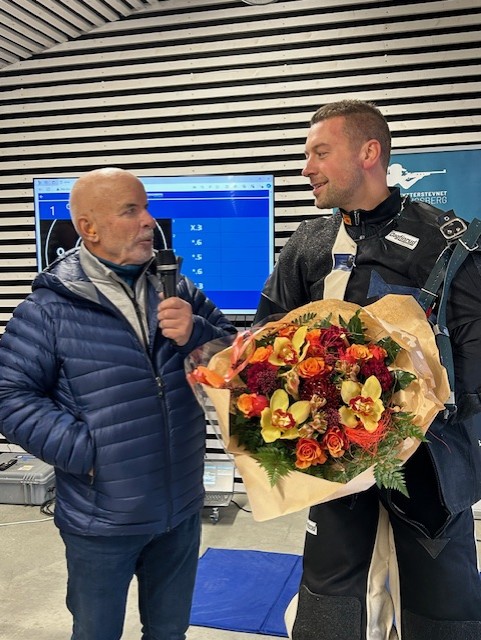 Leder av HK Odd-Bjørn Vatne intervjuer Ole- Kristian Bryhn etter skytinga.