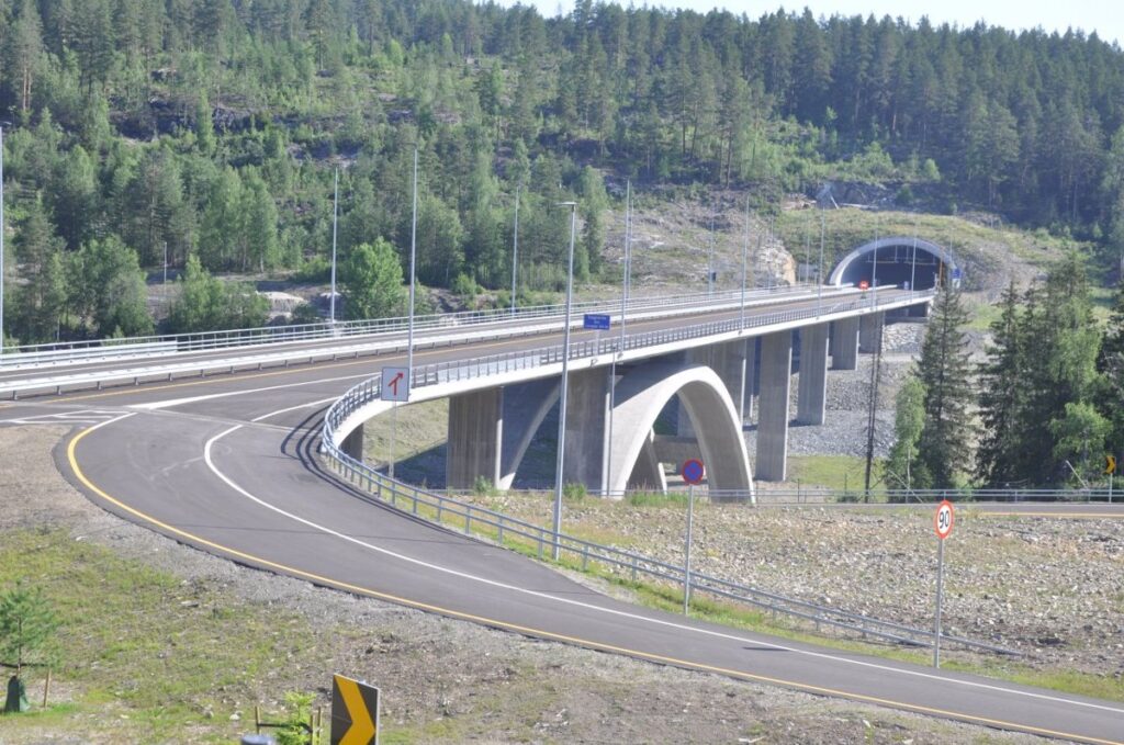 Bilde av bru på vei inn i Kongsberg