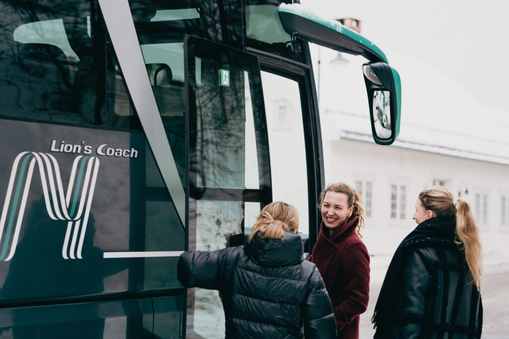 passasjer som går på bussen